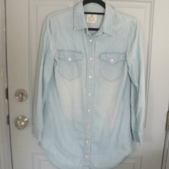 Ladies Distressed Chambray Button-Down Shirt Size XS by Volcom - Picture 1 of 6